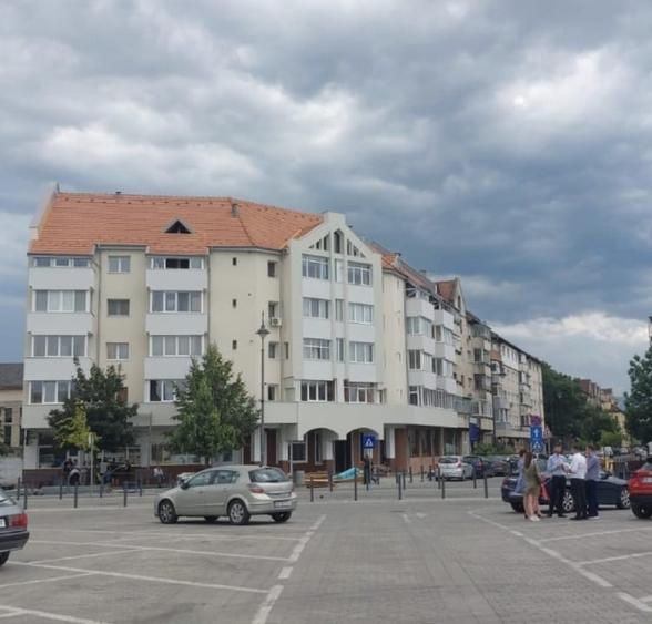 Apartament cu 4 camere decomandat în Central
