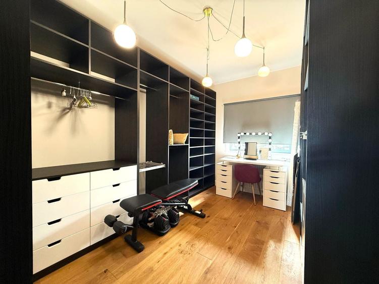 Apartament cu 4 camere, mobilat în Tei
