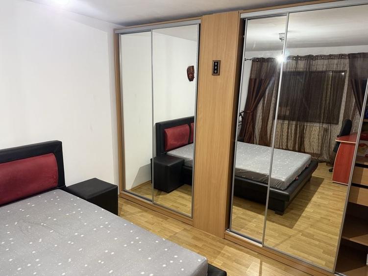 Apartament cu 3 camere decomandat în Exterior Vest
