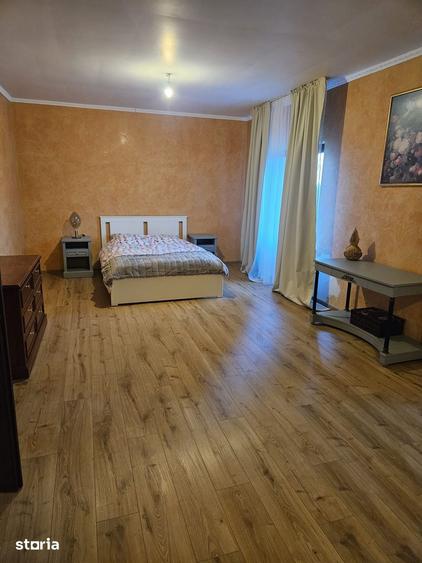Casă cu 5 camere cu Teren 1160 Mp în Est