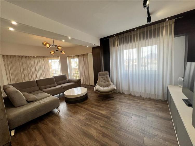 Apartament cu 4 camere decomandat, mobilat în Răcădău