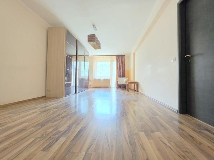 Apartament cu 3 camere decomandat în Aviației