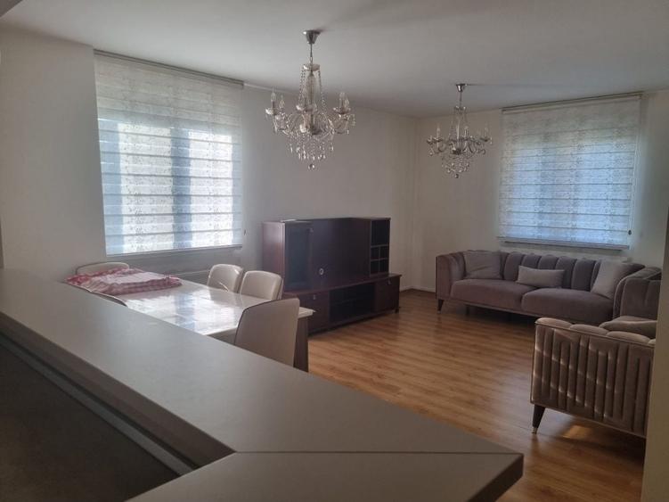 Apartament cu 3 camere decomandat în Runcu
