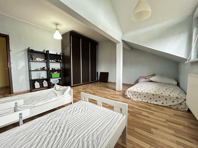 Casă individuală cu 7 camere cu Canalizare în Central