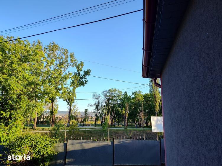 Casă cu 5 camere cu Teren 250 Mp în Iris