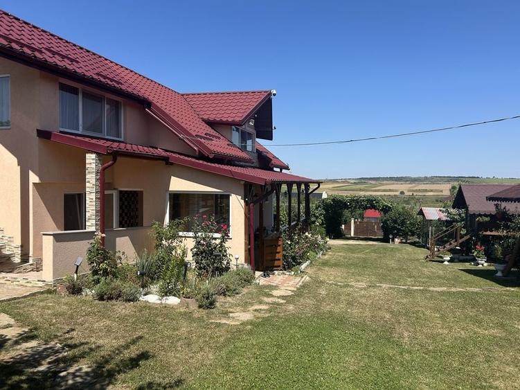 Casă cu 4 camere în Criș