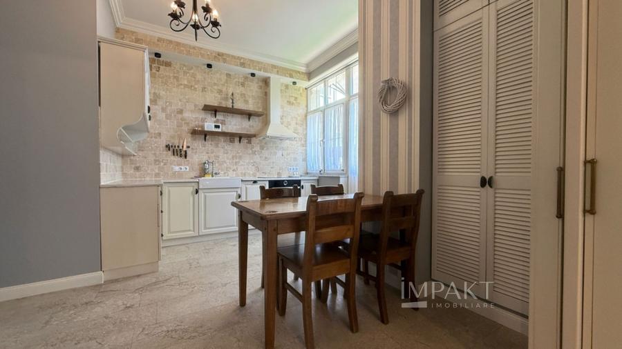 Apartament cu 4 camere semidecomandat, mobilat în Central