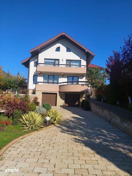 Casă cu 5 camere cu Teren 2400 Mp în Ipotești