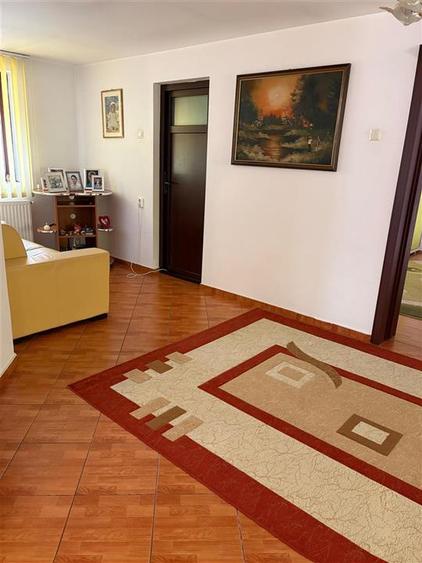 Casă individuală cu 8 camere cu Canalizare în Lascăr Catargiu
