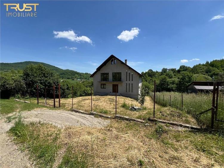 Casă individuală cu 6 camere cu Teren 1800 Mp în Est