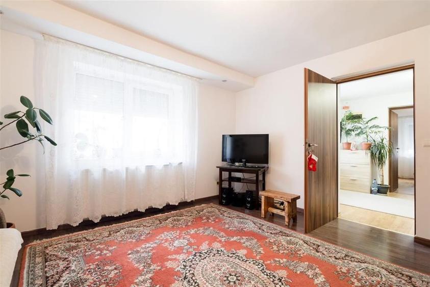 Casă individuală cu 6 camere cu Teren 916 Mp în Iorga