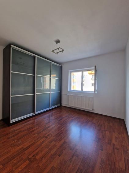 Apartament cu 3 camere decomandat în Nerva Traian