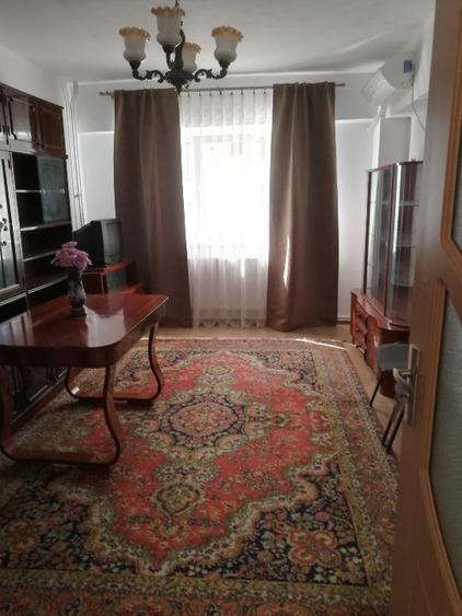 Apartament cu 3 camere decomandat în Calea București