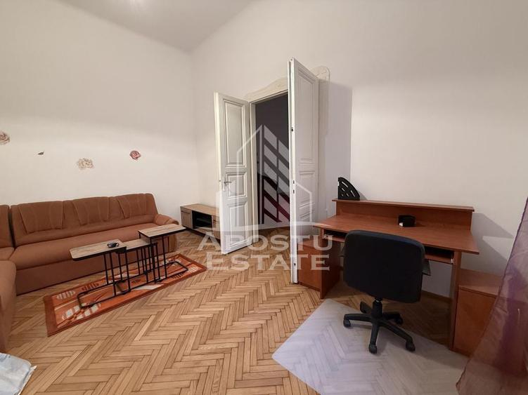 Apartament cu 3 camere semidecomandat în Central