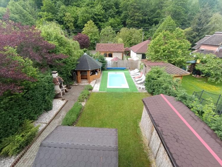 Casă individuală cu 7 camere cu Teren 582 Mp în Valea Mănăstirii