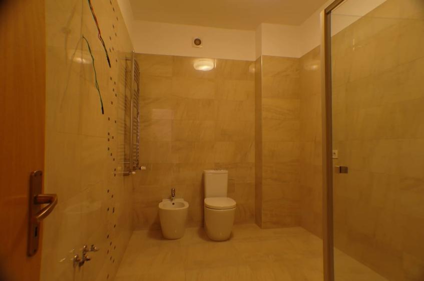 Casă cu 13 camere cu Teren 300 Mp în Dorobanți