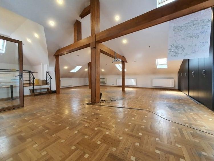 Casă cu 17 camere cu Garaj în P-ța Romană