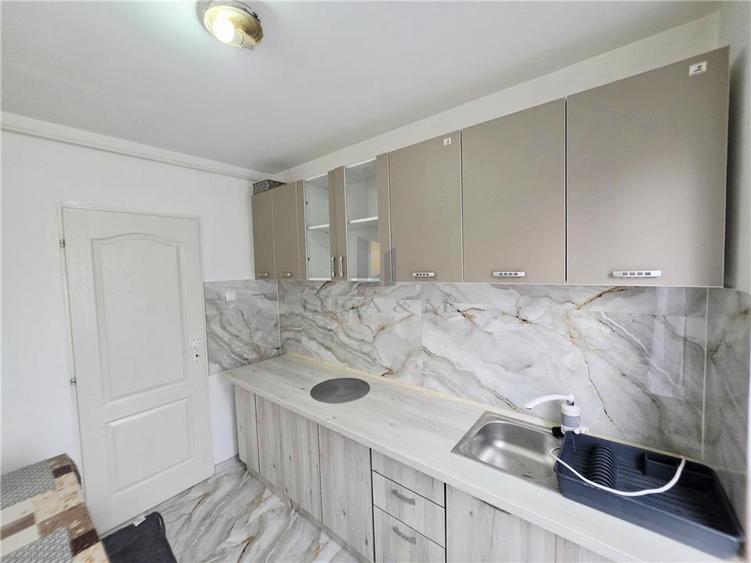 Apartament cu 3 camere semidecomandat în Circumvalațiunii