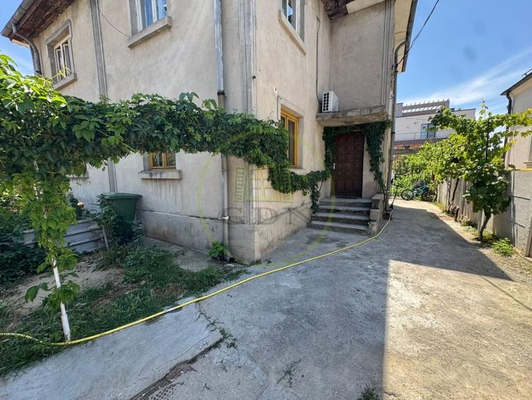 Casă individuală cu 5 camere cu Canalizare în Central