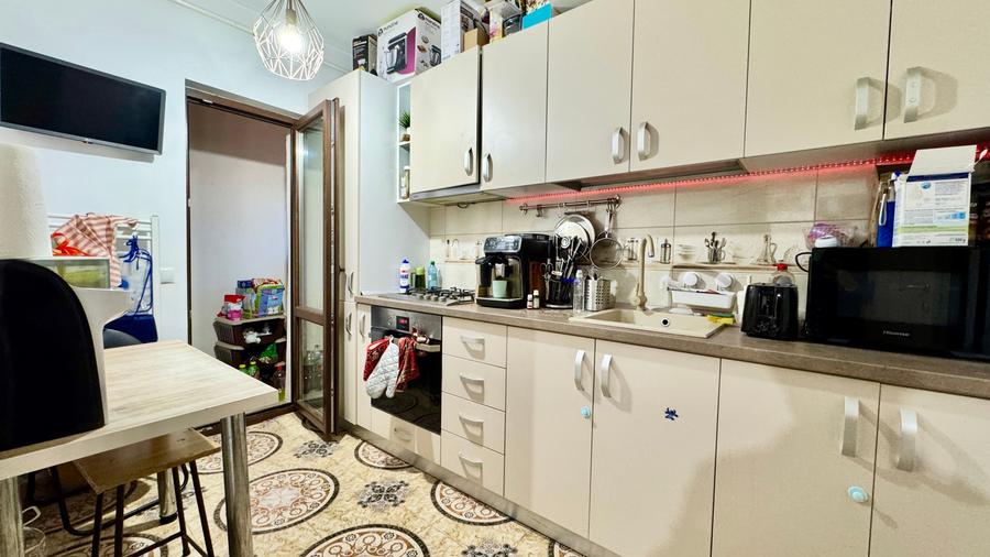 Apartament cu 3 camere decomandat în Jiului