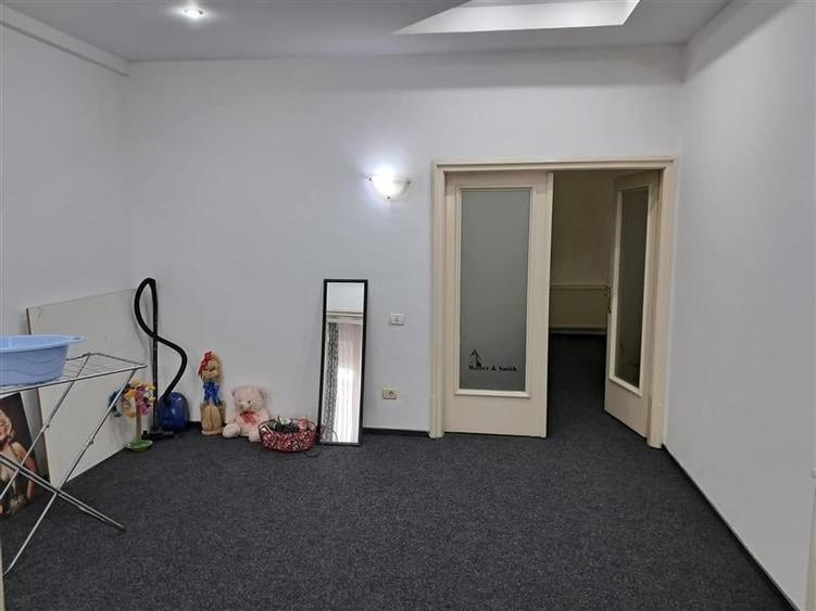 Apartament cu 4 camere decomandat în P-ța Victoriei