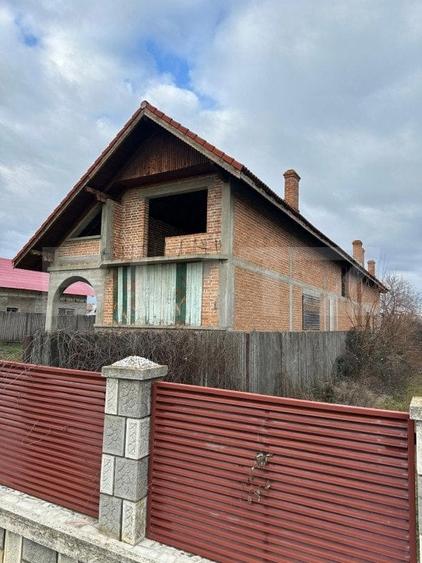 Casă individuală cu 10 camere cu Teren 1400 Mp în Exterior Sud