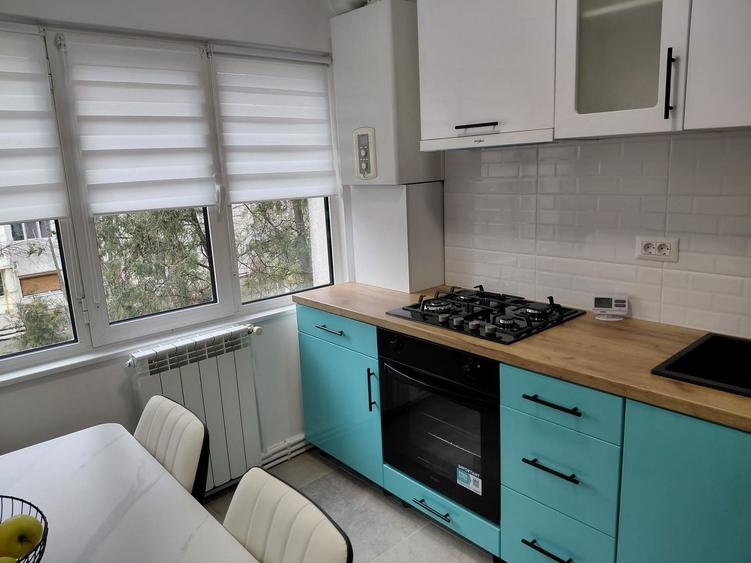 Apartament cu 3 camere semidecomandat, mobilat în Micro 16