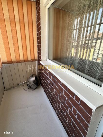 Apartament cu 3 camere decomandat în Cetate