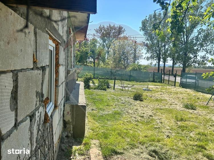 Casă cu 4 camere cu Teren 1071 Mp în Dumbrăvești
