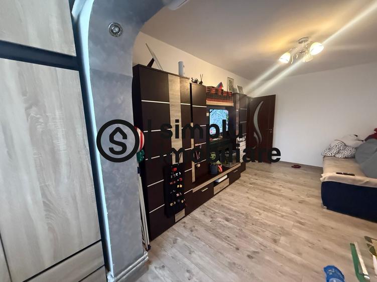 Apartament cu 2 camere semidecomandat, mobilat în Craiovița Nouă