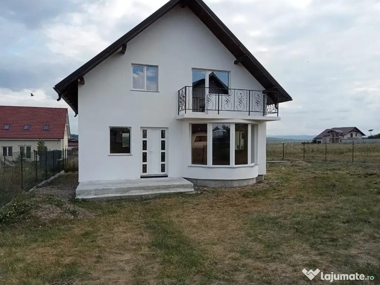 Casă cu 4 camere cu Teren 550 Mp în Șcheia
