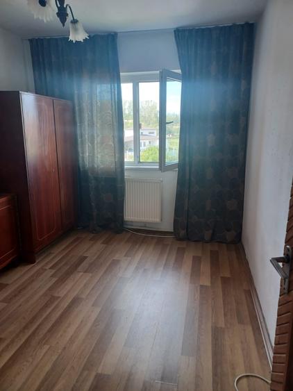 Apartament cu 3 camere semidecomandat, mobilat în Dumbrava 2
