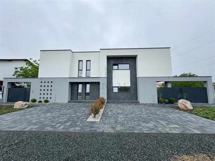 Duplex cu 5 camere cu Canalizare în Dumbrăvița