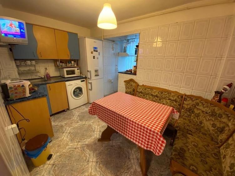 Apartament cu 3 camere decomandat, mobilat în Micro 6