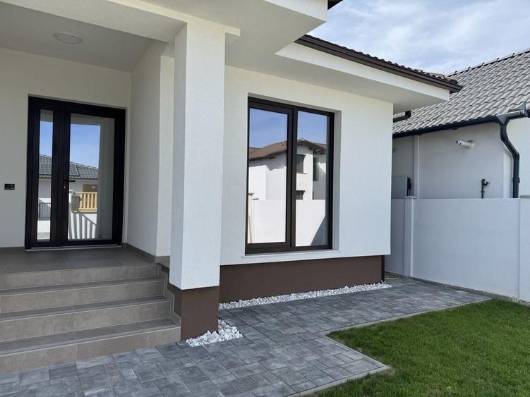 Casă cu 4 camere în Exterior Vest