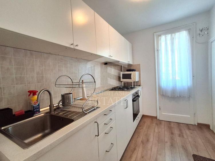 Apartament cu 3 camere semidecomandat, mobilat în Ștefan cel Mare