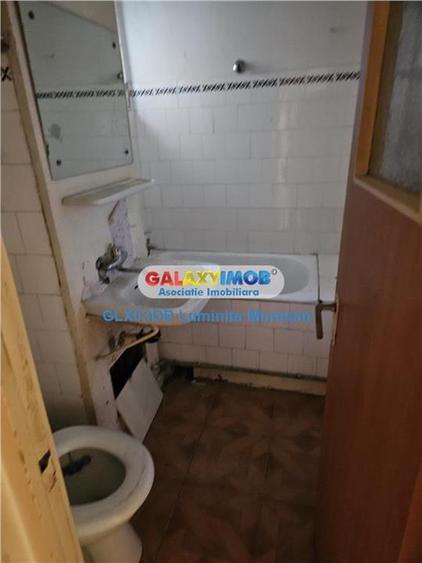 Apartament cu 3 camere semidecomandat în Micro 6