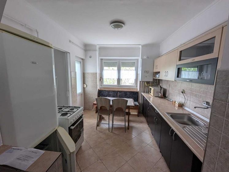 Apartament cu 3 camere semidecomandat în Central
