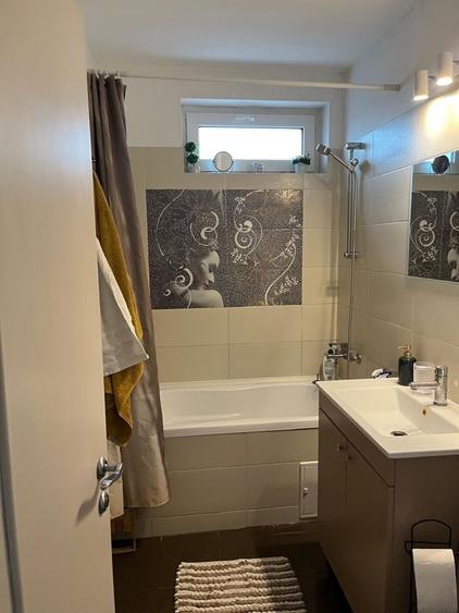 Apartament cu 3 camere semidecomandat în Central