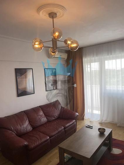 Apartament cu 3 camere semidecomandat în Tineretului