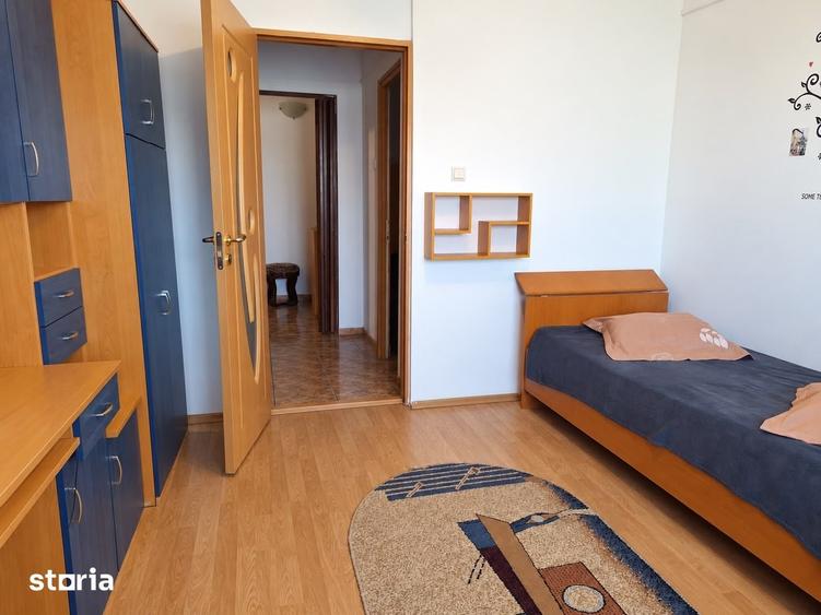 Apartament cu 3 camere decomandat în Siloz