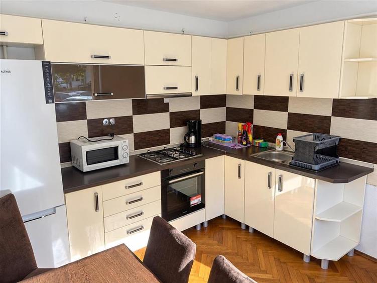 Apartament cu 3 camere decomandat, mobilat în Central