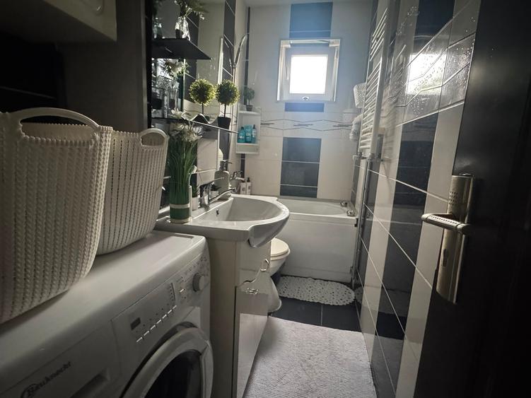 Apartament cu 3 camere semidecomandat în Spitalul Județean