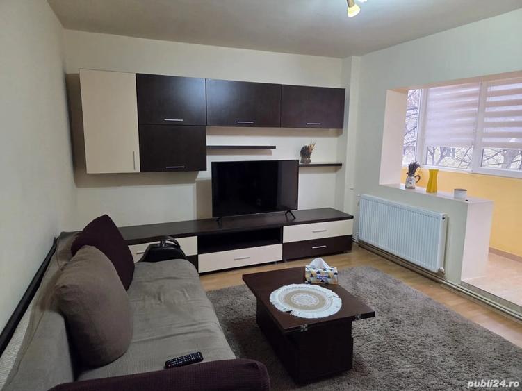Apartament cu 3 camere decomandat în Craiovița Nouă