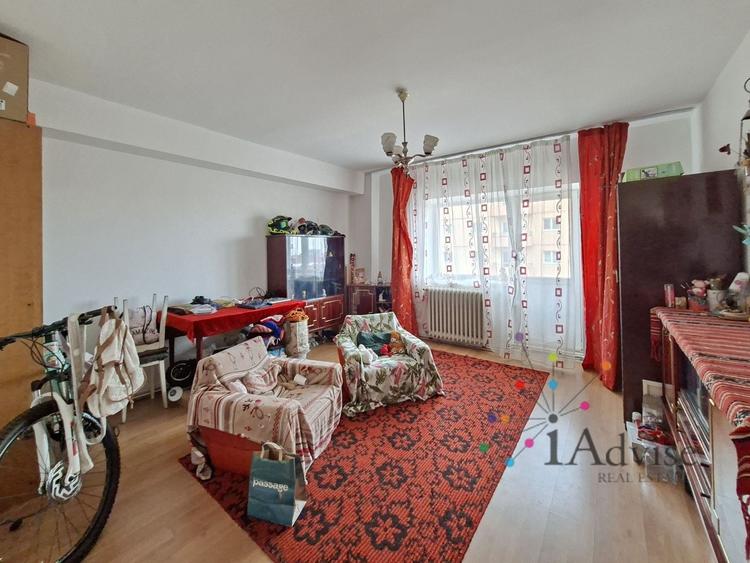 Apartament cu 3 camere decomandat în Răcădău