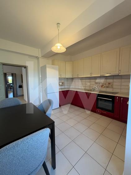 Apartament cu 3 camere semidecomandat, mobilat în Sub Arini