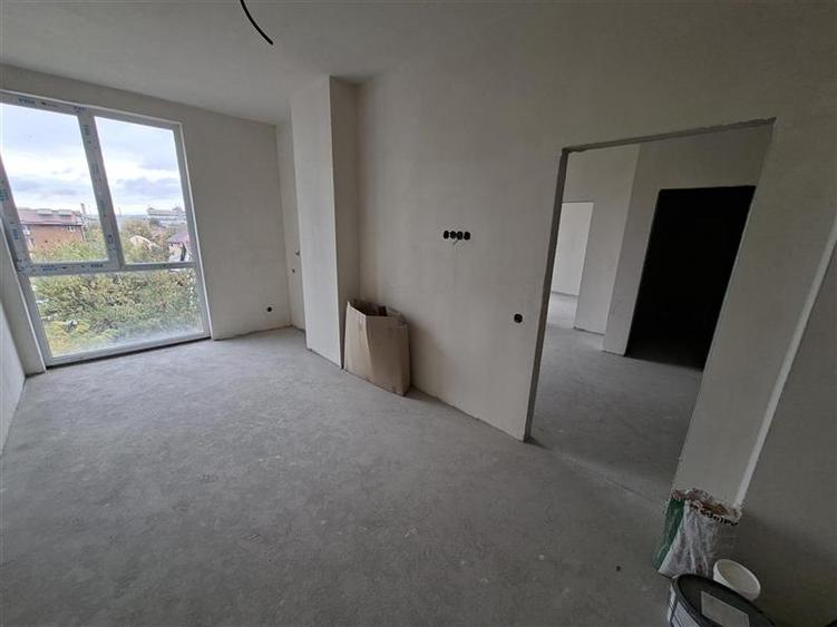 Apartament cu 3 camere semidecomandat în Mărăști