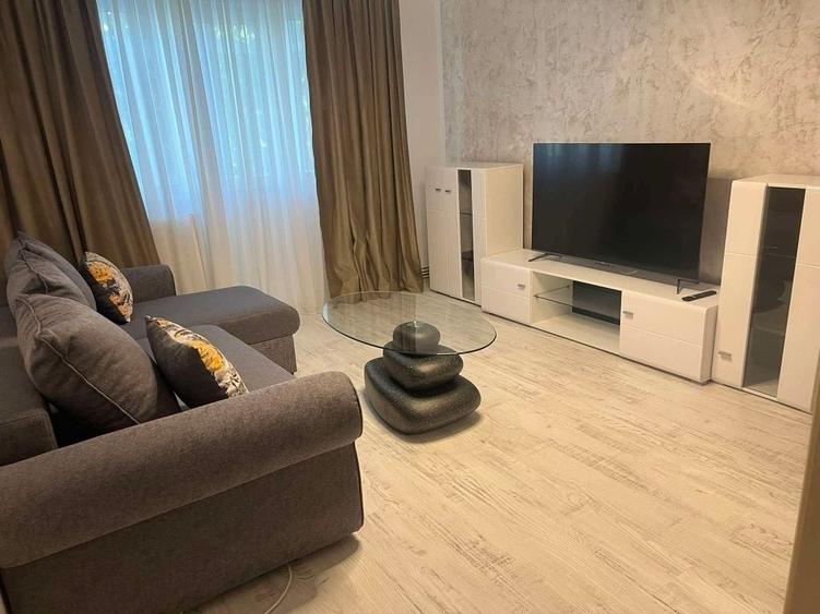Apartament cu 2 camere semidecomandat în Calea București