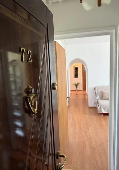 Apartament cu 3 camere semidecomandat, mobilat în Apusului