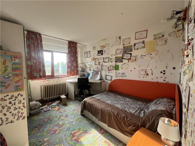 Apartament cu 3 camere decomandat, mobilat în Nicolina